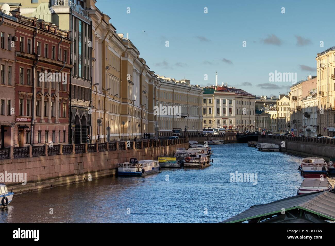 Boote am Fluss Moyka und Gebäude an der Böschung, Sankt Petersburg, Russland Stockfoto