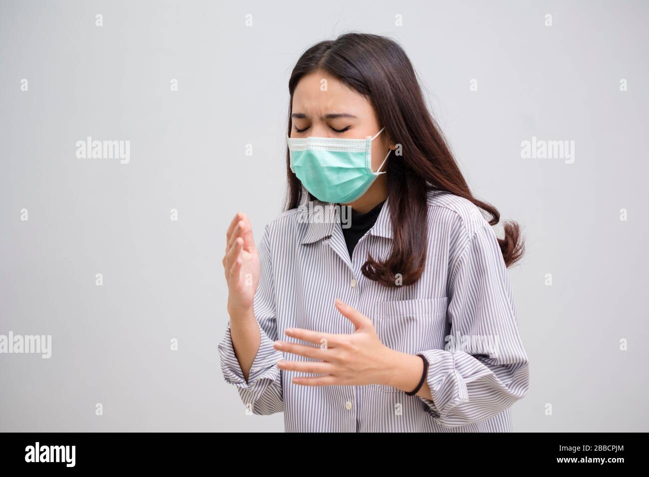 Porträt einer kranken Grippe junge Frau asian mit medizinischer Maske. Pandemie 2019 Coronavirus 2019-nCoV-Konzept. Stockfoto Porträt einer kranken Grippe junge Frau asian mit medizinischer Maske. Pandemie 2019 Coronavirus 2019-nCoV-Konzept. Stockfoto