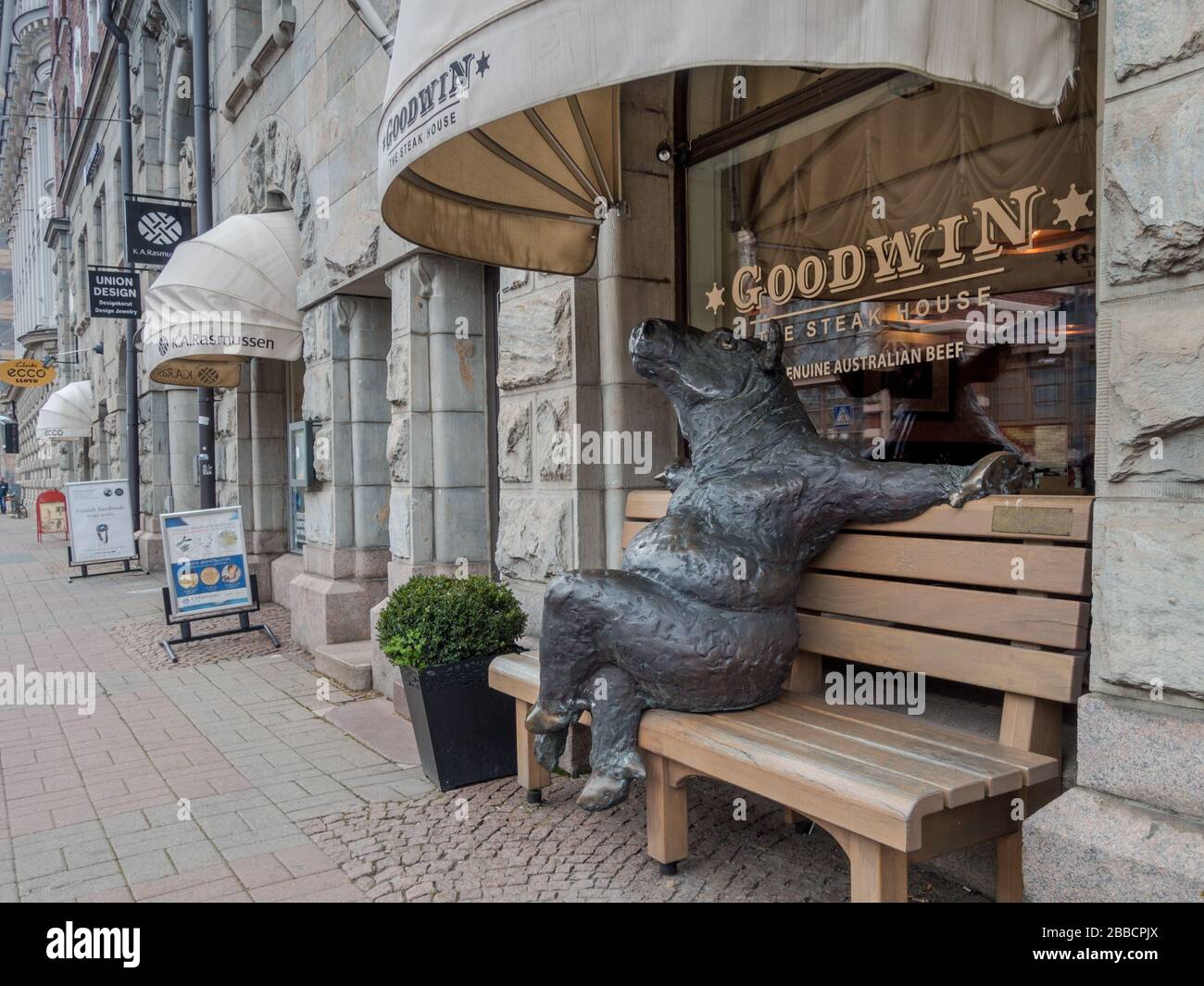 Schwarze Angus-Skulptur außerhalb des Steakhouse Goodwin, Helsinki, Finnland Stockfoto