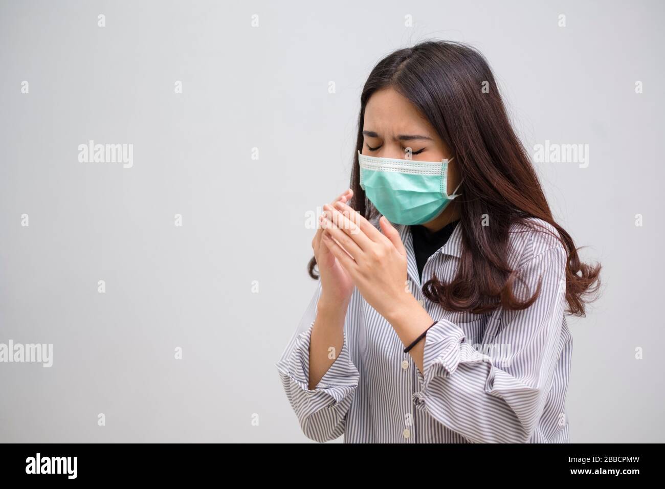 Porträt einer kranken Grippe junge Frau asian mit medizinischer Maske. Pandemie 2019 Coronavirus 2019-nCoV-Konzept. Stockfoto Porträt einer kranken Grippe junge Frau asian mit medizinischer Maske. Pandemie 2019 Coronavirus 2019-nCoV-Konzept. Stockfoto