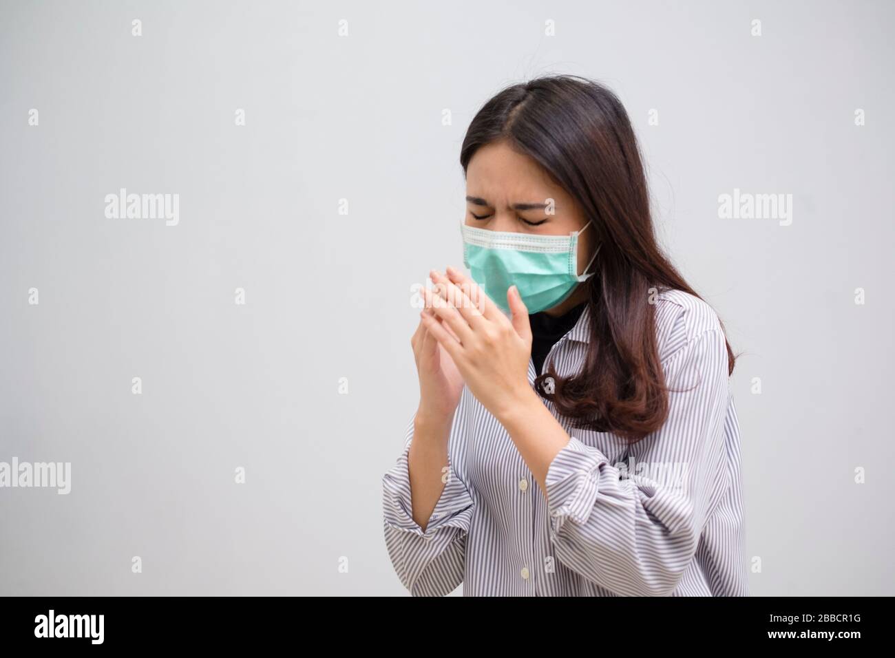 Porträt einer kranken Grippe junge Frau asian mit medizinischer Maske. Pandemie 2019 Coronavirus 2019-nCoV-Konzept. Stockfoto Porträt einer kranken Grippe junge Frau asian mit medizinischer Maske. Pandemie 2019 Coronavirus 2019-nCoV-Konzept. Stockfoto