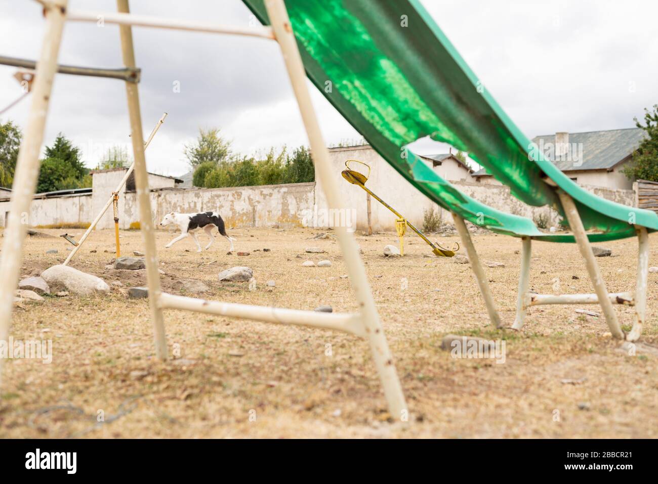 Ein Spielplatz in der Nähe von Trevelin, Argentinien, ist ziemlich heruntergekommen Stockfoto