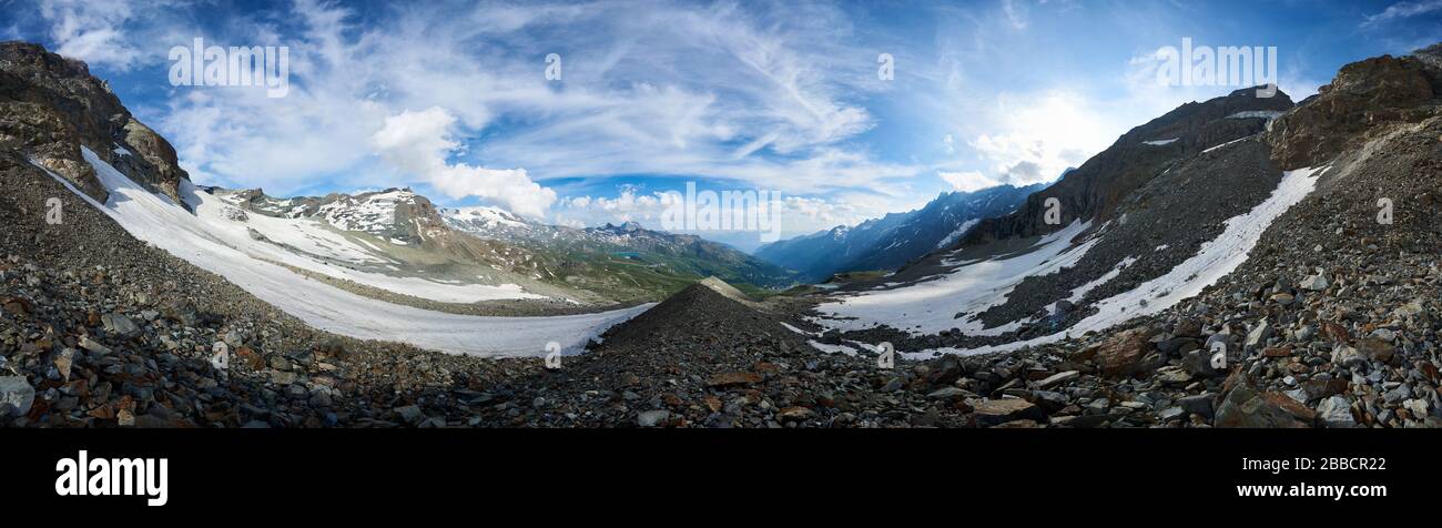Panoramaszenerie an sonnigen Tagen mit blauem Himmel und Wolken, schöne Berggegend mit Schnee. Herrlicher Bergrücken mit hohen Felsspitzen in den Alpen. Stockfoto