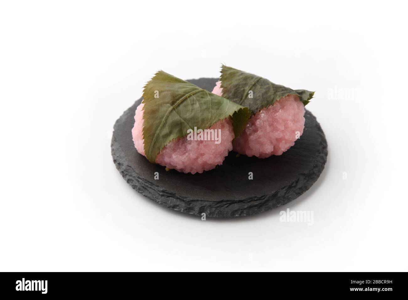 sakura mochi Reiskuchen japanische Süßwaren auf Platte isoliert auf weißem Hintergrund Stockfoto