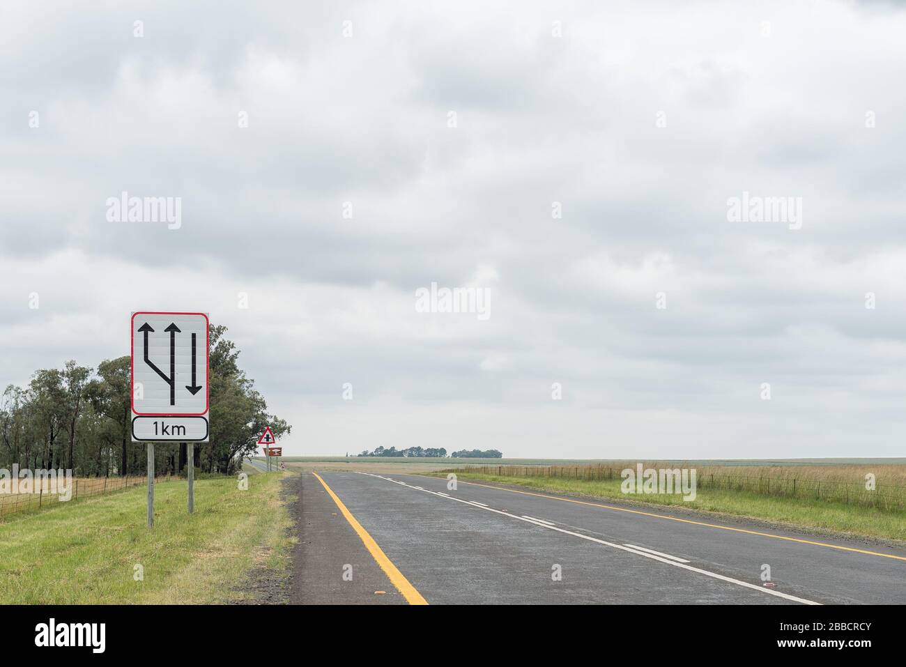WINBURG, SÜDAFRIKA - 1. MÄRZ 2020: Beginn der Doppelfahrbahn und anderer Straßenschilder auf der Straße N5 bei Winburg Stockfoto