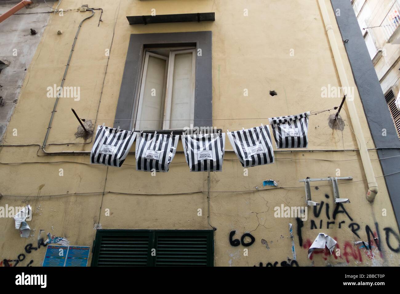 Juventus Plastiktüten hängen vor einem Fenster einer Wohnung in Neapel, Italien Stockfoto