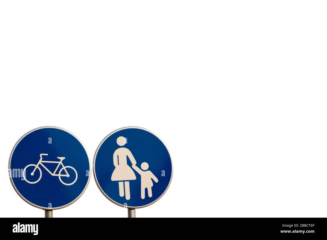Konzept der gemeinsamen Nutzung mit Sorgfalt. Verkehrszeichen für Fußgänger und Radfahrer nur isoliert auf weiß Stockfoto