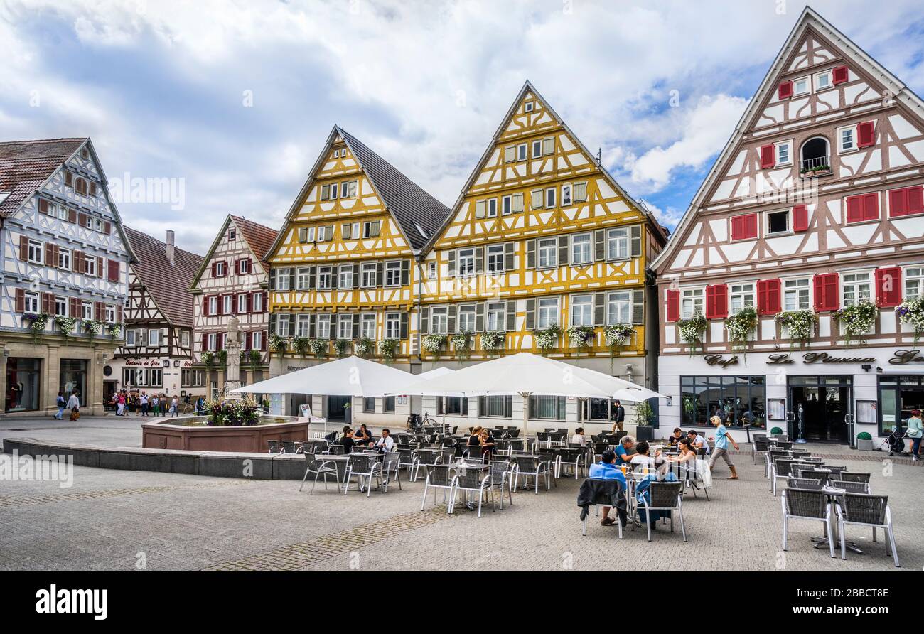 Marktplatz mit Holzfachwerk und Freilichtrestaurants aus dem 17. Jahrhundert in der Altstadt von Herrenberg, Baden-Württemberg, Deutschland Stockfoto