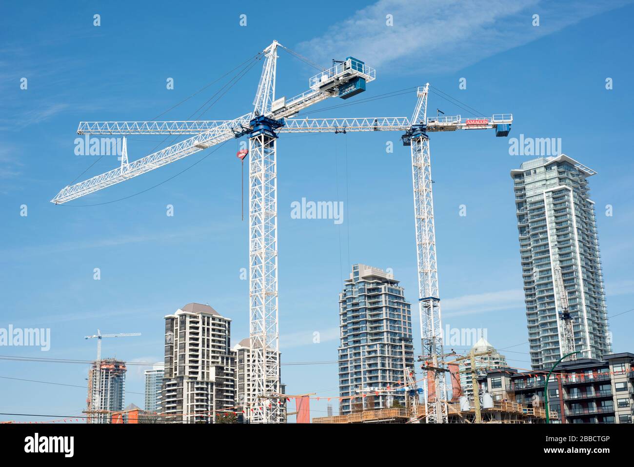 Eigentumswohnungen und Baukräne im Brentwood Gebiet von Burnaby, British Columbia, Kanada. Stockfoto