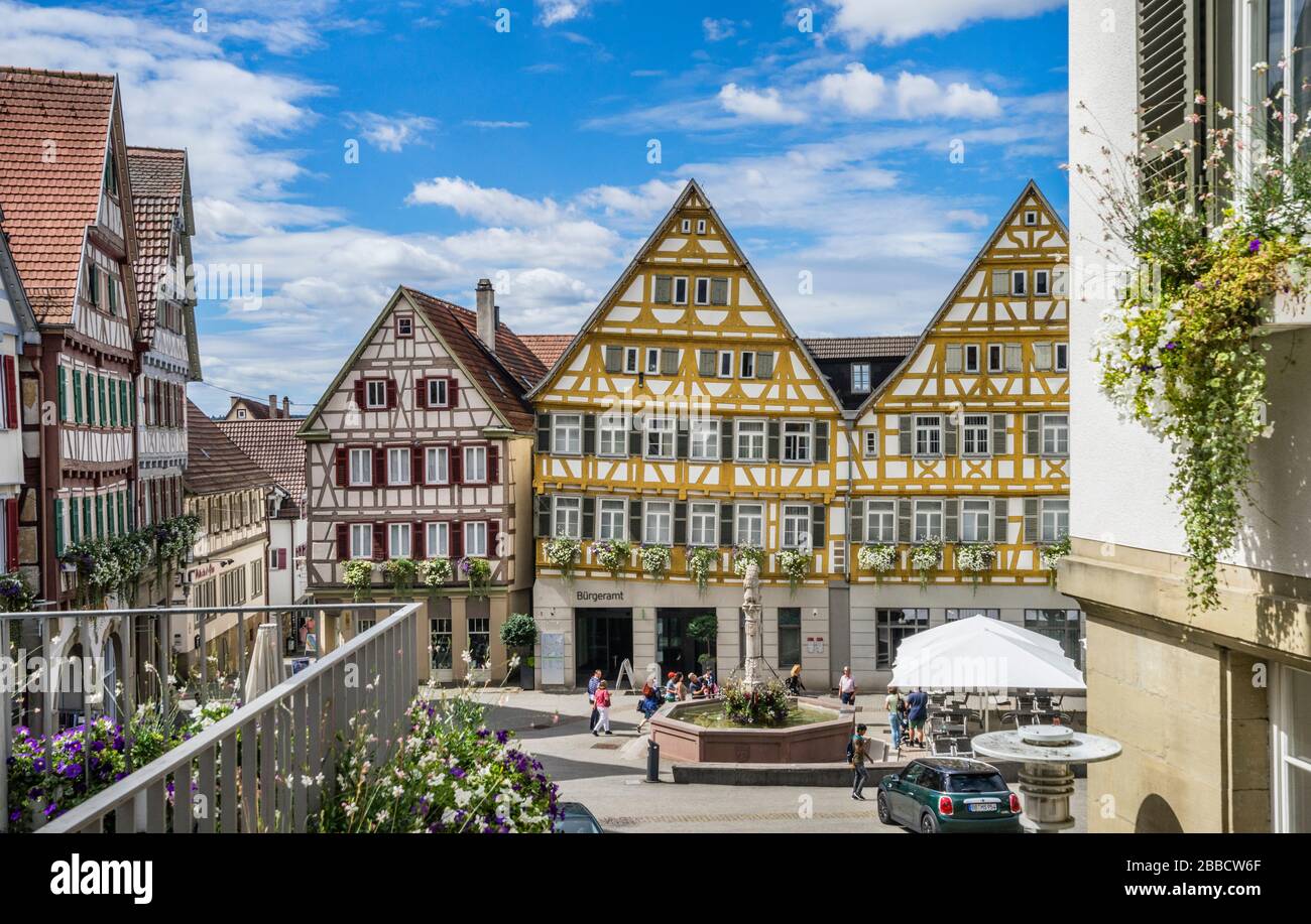Marktplatz mit Holzfachwerk und Freilichtrestaurants aus dem 17. Jahrhundert in der Altstadt von Herrenberg, Baden-Württemberg, Deutschland Stockfoto