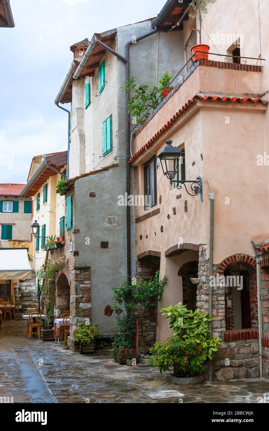 Eine malerische Hintergasse, Campiello Tonegazzo, im "Centro Storico" von Grado, Friaul-Julisch Venetien, Italien Stockfoto