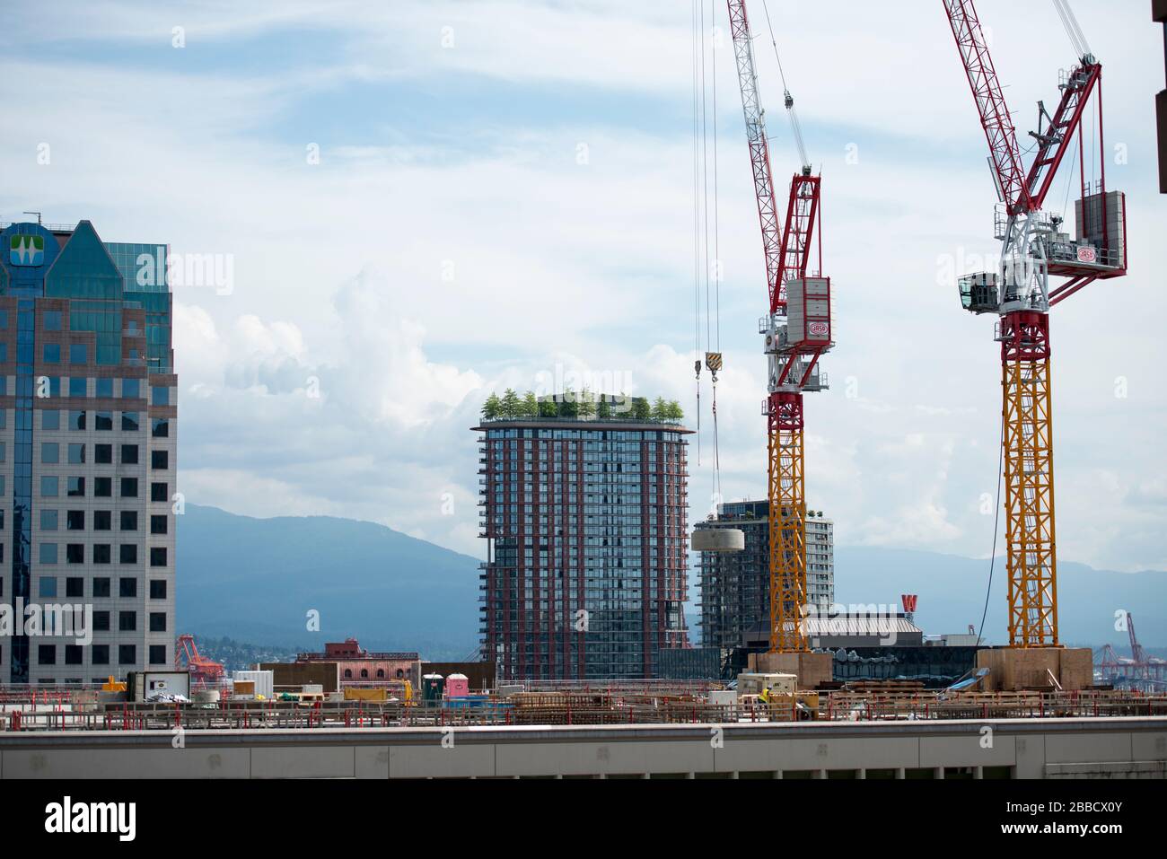 Baukräne in der Innenstadt von Vancouver, British Columbia, Kanada Stockfoto