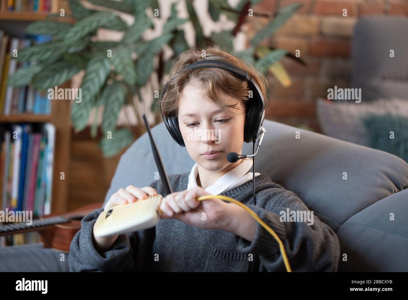 Ende der Fernschulbildung, Schulmädchen, die den Internet-Dienst zu Hause abschneiden, Fernunterricht im Internet, Coronavirus Quarantäne Stockfoto