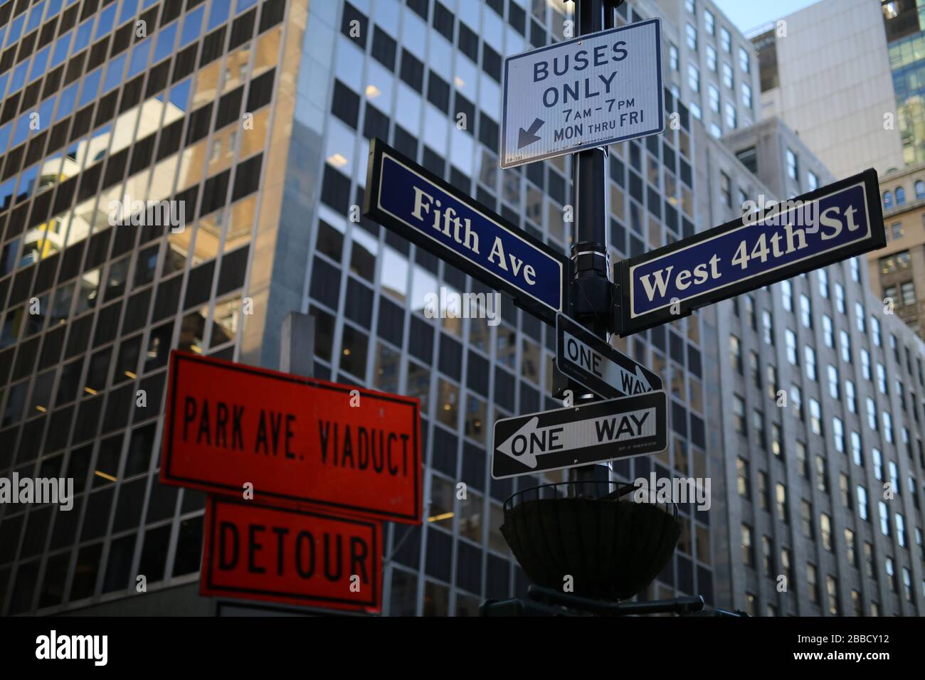 Hinweisschilder Fifth Avenue und West 44th Street, New York Stockfoto
