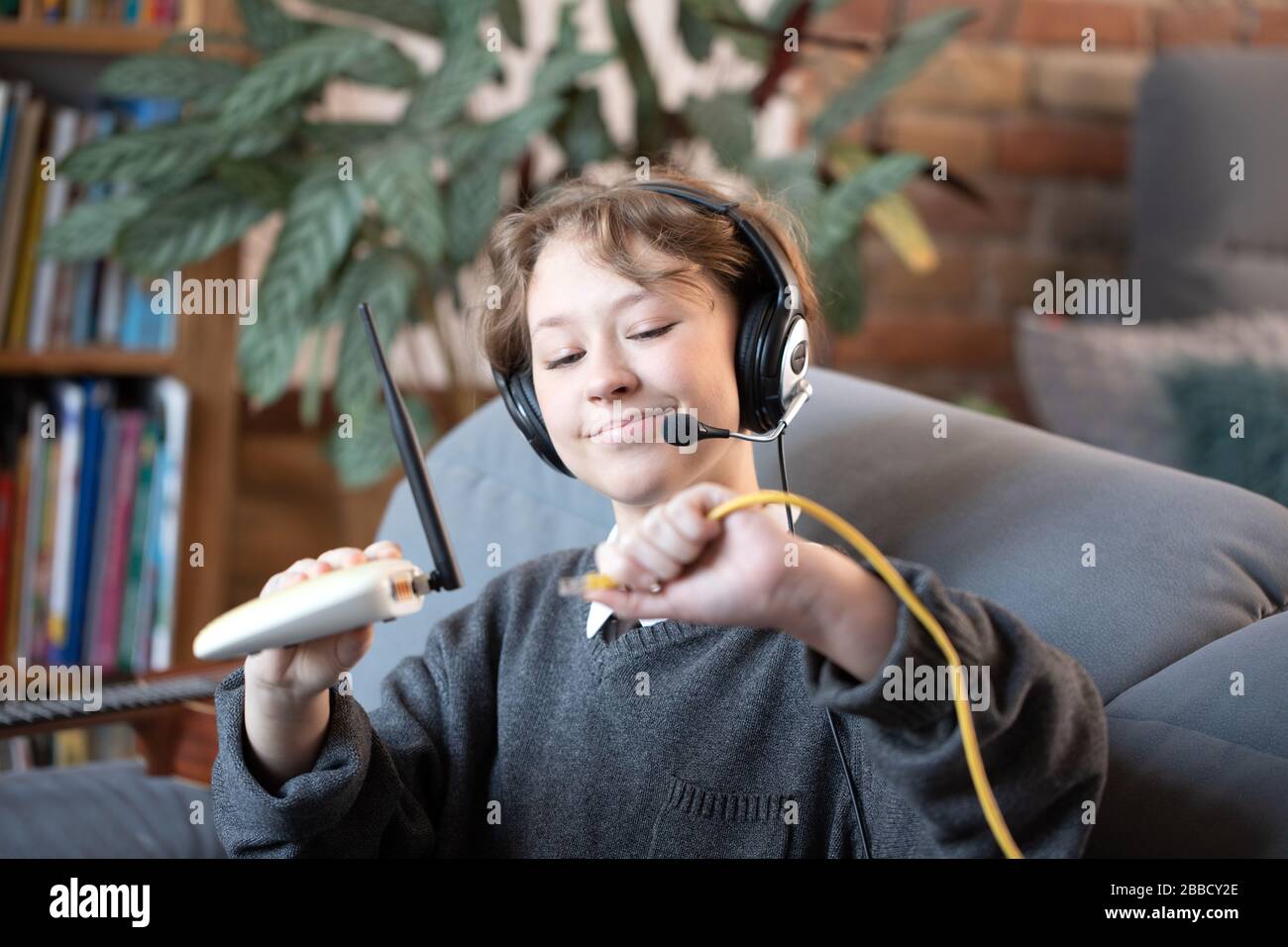 Ende der Fernschulbildung, Schulmädchen, die den Internet-Dienst zu Hause abschneiden, Fernunterricht im Internet, Coronavirus Quarantäne Stockfoto