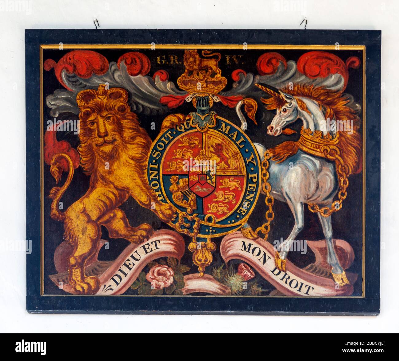 Royal King George das vierte Wappen mit Löwe und Einhorn in der Kirche in Metfield, Suffolk, England, Großbritannien - Dieu und Mon Droit Stockfoto