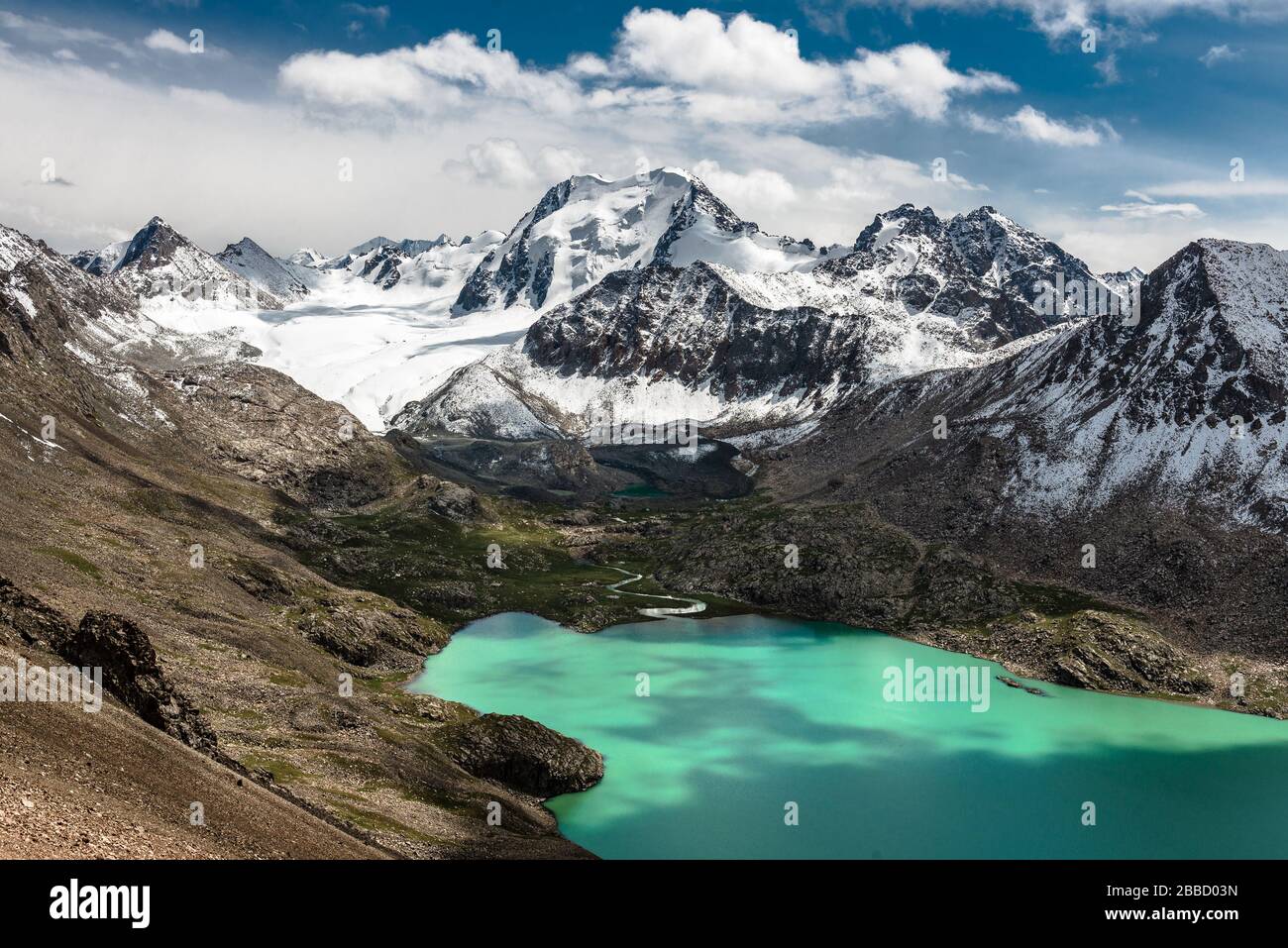 Landschaft zum Ala Kul See. Der Ala Kul Lake Trail am Terskey Alatau Gebirge in den Tian Shan Bergen. Kirgisistan, Zentralasien. Stockfoto