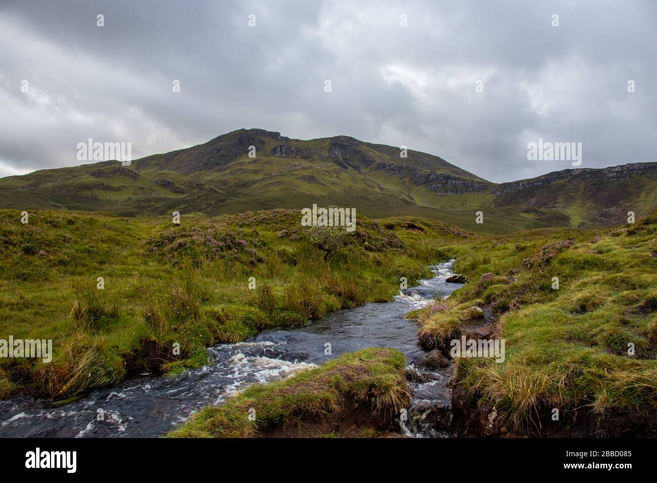 Schöne Aussicht rund um Bride's Veil Falls in der Nähe von Old man of Storr auf der Insel Skye im Hochland von Schottland Stockfoto