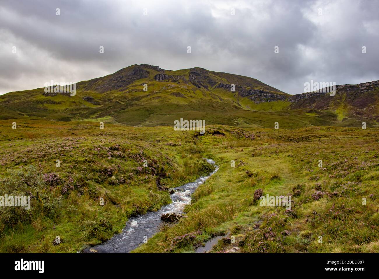 Schöne Aussicht rund um Bride's Veil Falls in der Nähe von Old man of Storr auf der Insel Skye im Hochland von Schottland Stockfoto