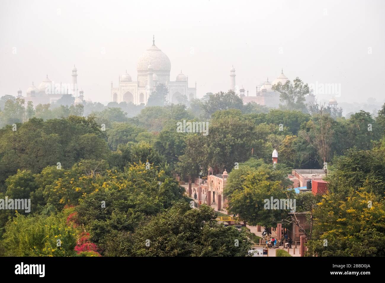 Ein Blick auf Taj Mahal von einem Dach eines Hotels Stockfoto