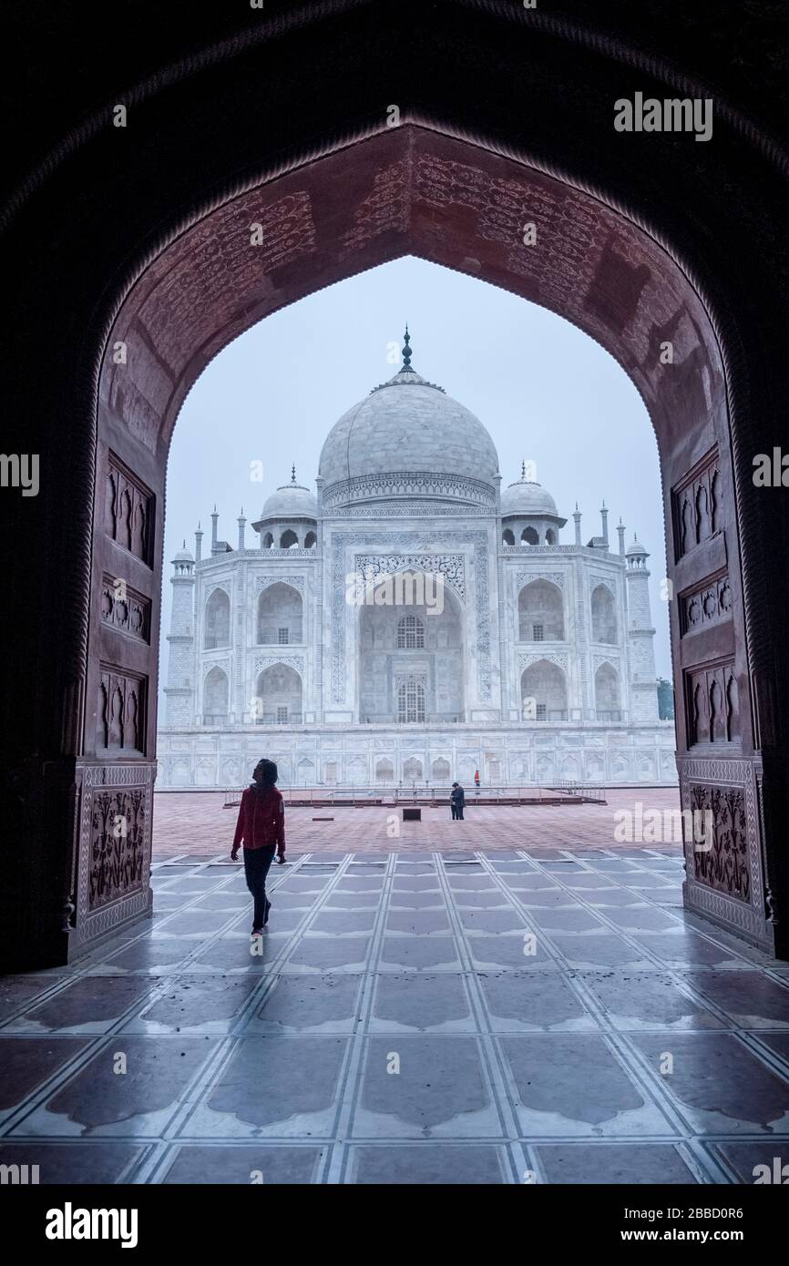 Besucher bewundern die Architektur von Taj mahal, Indien Stockfoto
