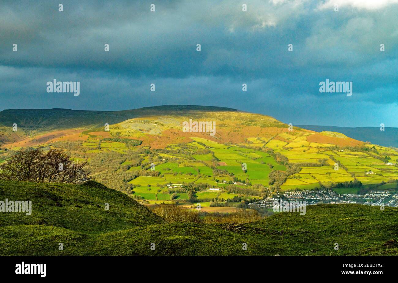 Blick auf Pen Cerrig Calch und Crug Hywel Hillfort Die Llangattock Böschung in den Black Mountains Süd Wales auf Ein gemischter Wintertag Stockfoto