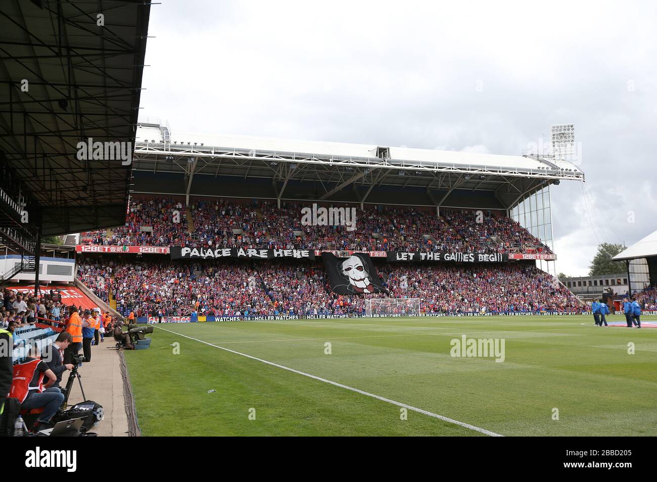 Die allgemeine Ansicht als Banner, das das Gesicht von Billy the Puppet aus den SAW-Filmen trägt, wird auf den Tribünen im Selhurst Park gehalten Stockfoto