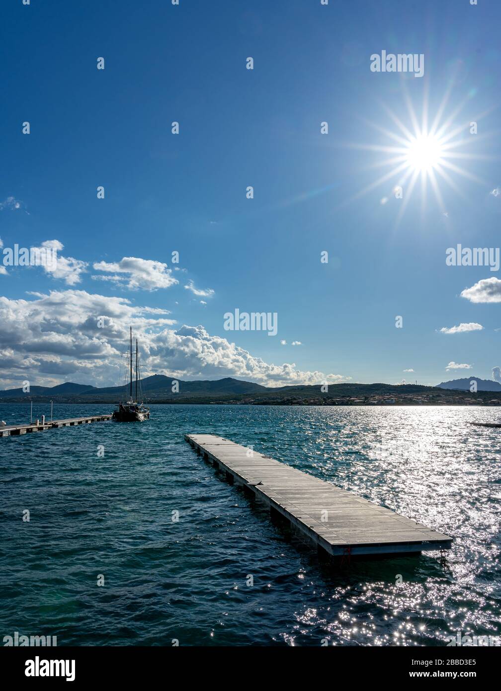 Motorboote, Fischerboote, Segelschiffe und andere Sehenswürdigkeiten am golfo aranci und golfo di marinella auf der italienischen Insel sardinien Stockfoto
