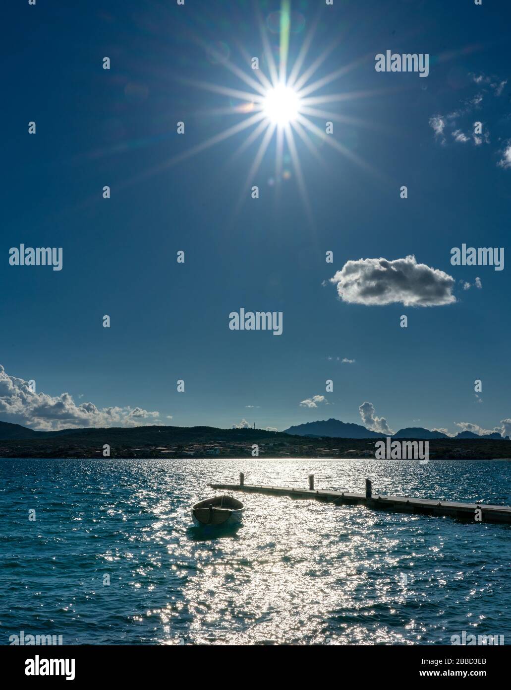 Motorboote, Fischerboote, Segelschiffe und andere Sehenswürdigkeiten am golfo aranci und golfo di marinella auf der italienischen Insel sardinien Stockfoto