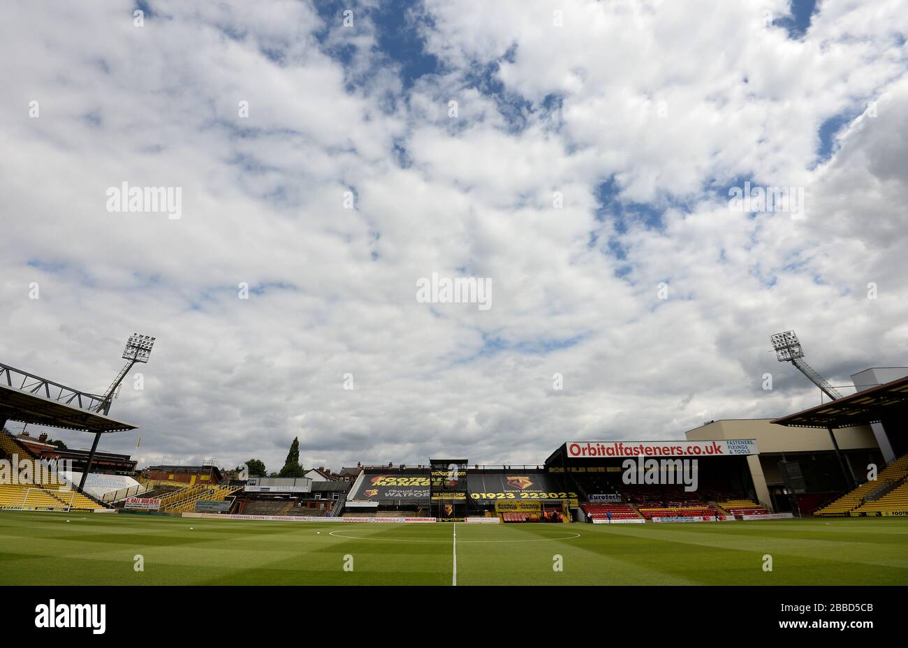 Allgemeiner Blick auf die verurteilte Osttribüne an der Vicarage Road, der Heimat des Watford FC, der bald abgerissen werden soll Stockfoto