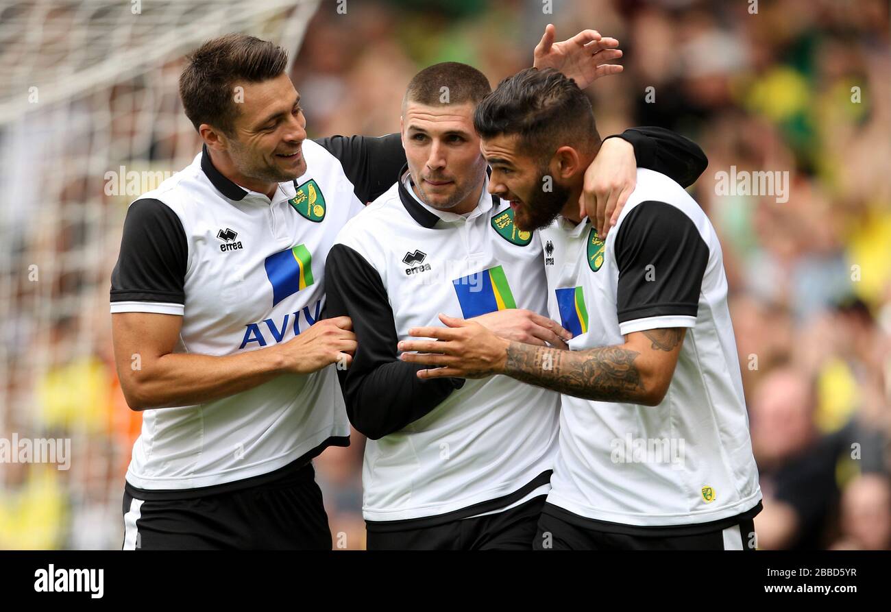 Bradley Johnson (rechts) von Norwich City feiert sein Ziel mit Russell Martin (links) und Gary Hooper (Mitte) Stockfoto