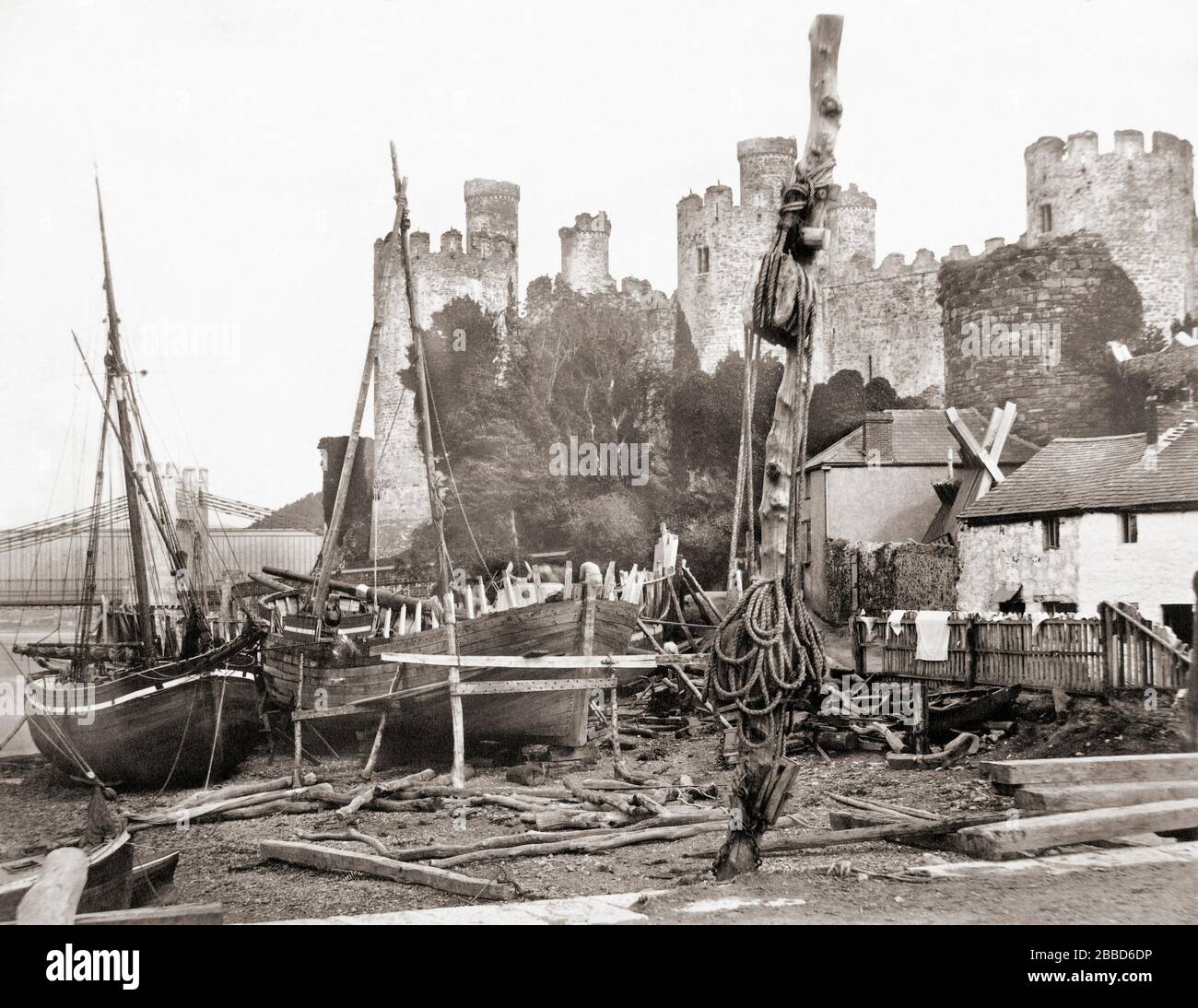 Schloss Conwy mit Booten im Vordergrund, Conwy, Wales, Großbritannien. Etwa 1850 vom englischen Fotografen Alfred Rosling, 1802 - 1882 aufgenommen und von Francis Frith herausgegeben. Stockfoto