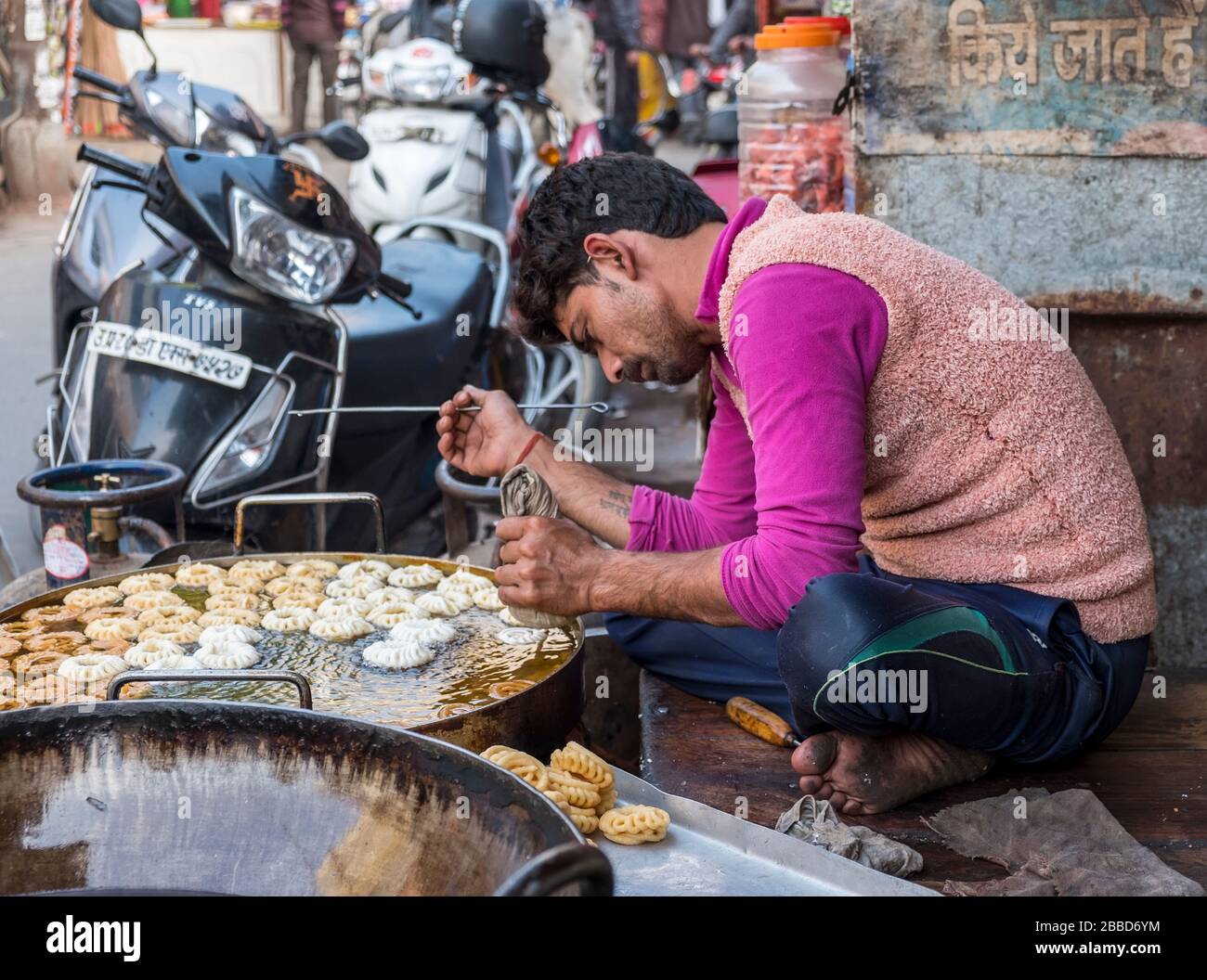 Ein Inder bereitet Jelabi - eine traditionelle indische gebratene süße auf den Straßen von Agra Stockfoto