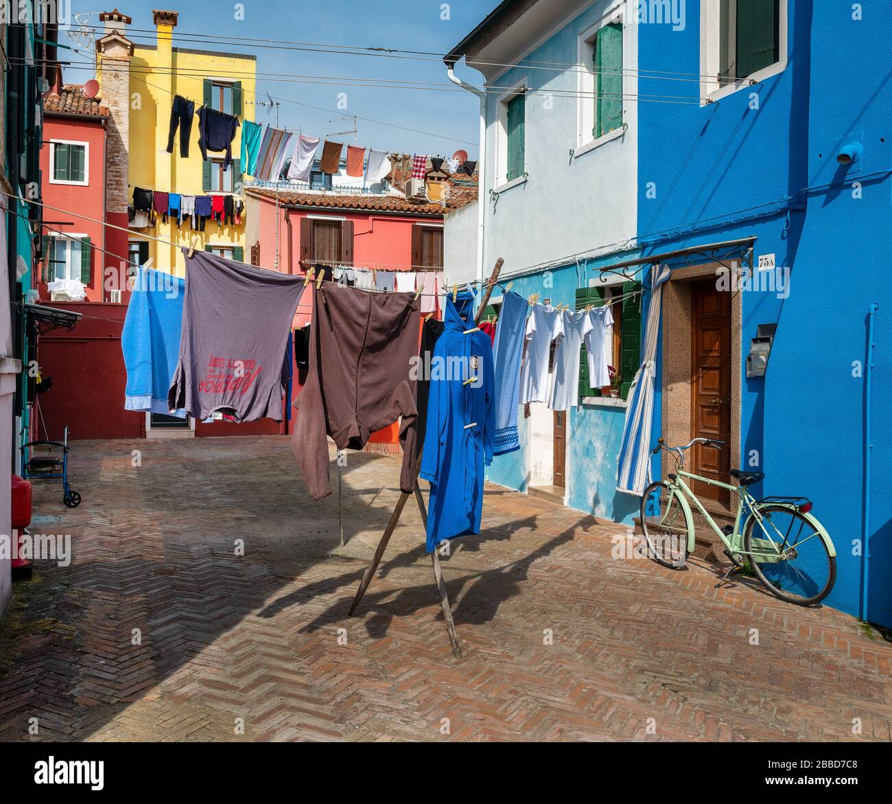 Italien, Venedig, burano, bunte Häuser, Restaurants und Wasserkanäle auf der Insel in der Nähe von venedig Stockfoto
