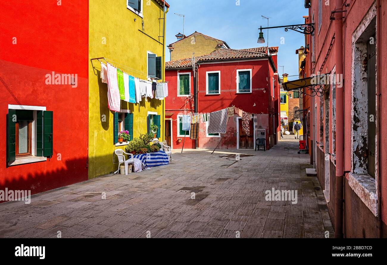 Italien, Venedig, burano, bunte Häuser, Restaurants und Wasserkanäle auf der Insel in der Nähe von venedig Stockfoto