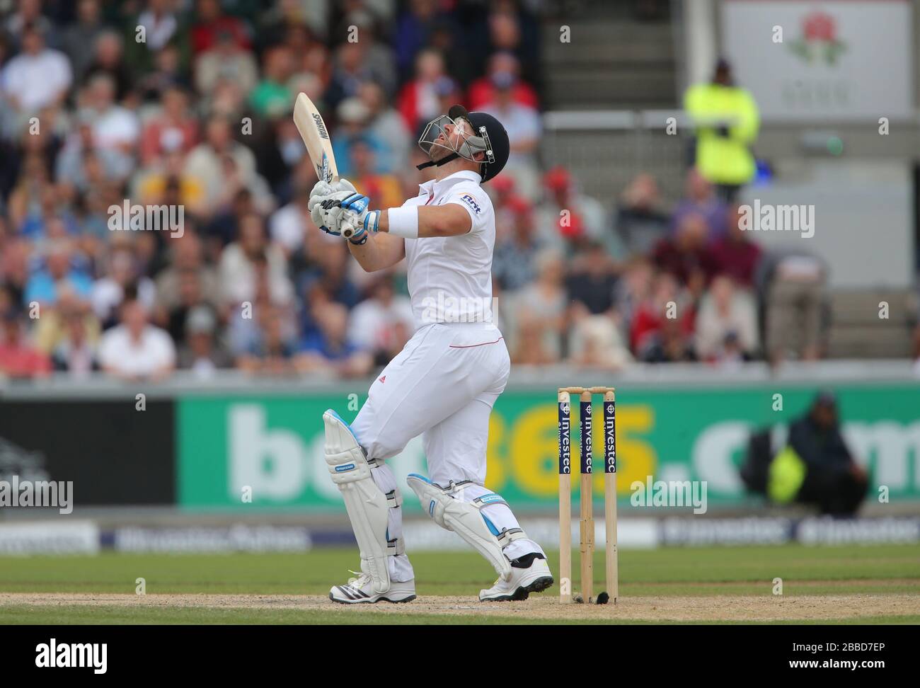 Englands Schlagmann Matthew Prior ist am vierten Tag des dritten Investec Ashes Testspiels im Old Trafford Cricket Ground, Manchester, dem australischen Bowler Peter Siddle aus. Stockfoto