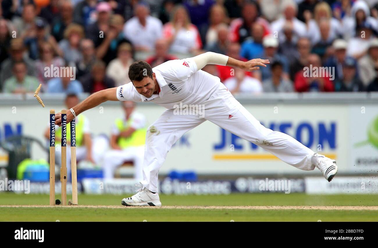 Der England-Bowler James Anderson läuft den australischen Batsman Steve Smith während des vierten Tages des dritten Investec Ashes Testspiels im Old Trafford Cricket Ground, Manchester, aus. Stockfoto