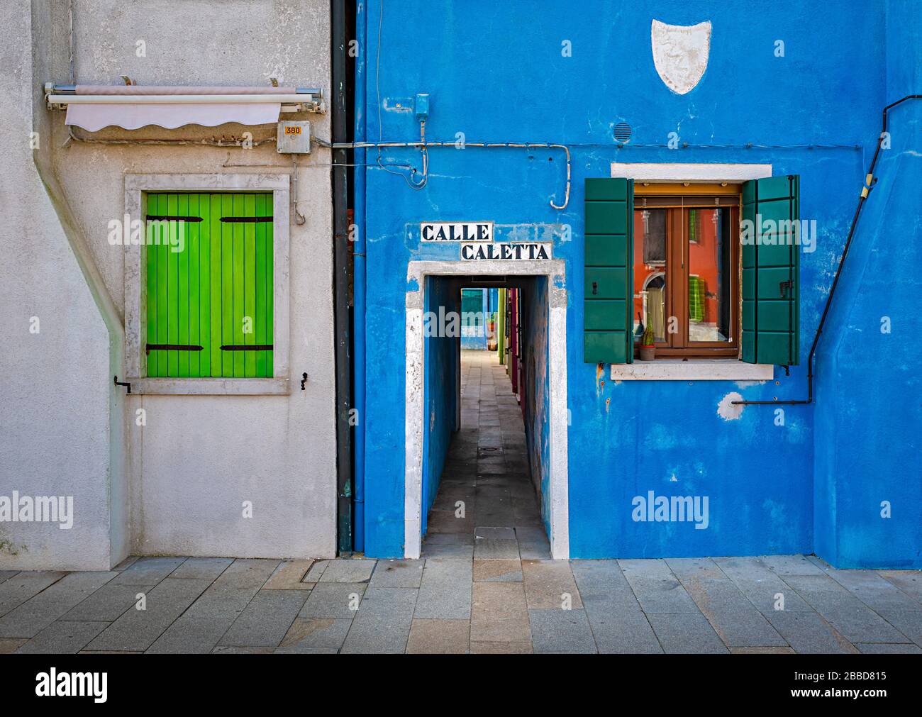 Italien, Venedig, burano, bunte Häuser, Restaurants und Wasserkanäle auf der Insel in der Nähe von venedig Stockfoto