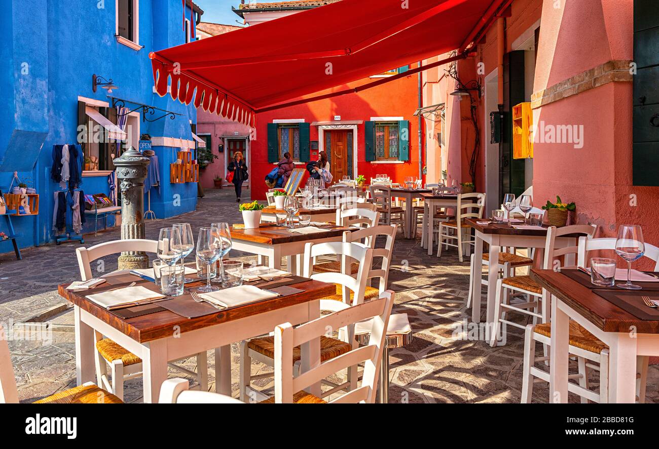 Italien, Venedig, burano, bunte Häuser, Restaurants und Wasserkanäle auf der Insel in der Nähe von venedig Stockfoto