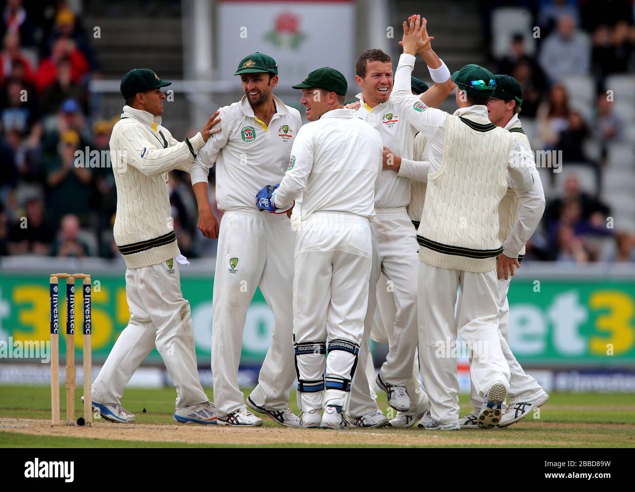Australien Bowler Peter Siddle, nachdem er Wicket des englischen Schlagmannes Kevin Pietersen für 8, während des Tages fünf des dritten Investec Ashes Testspiels am Old Trafford Cricket Ground, Manchester, genommen hatte. Stockfoto