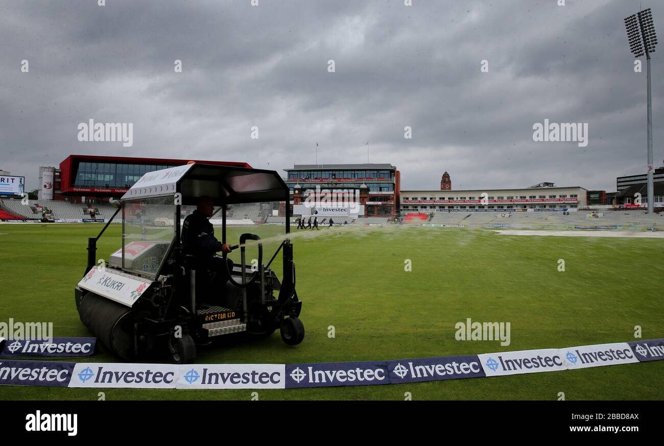 Groundstaff räumen den Platz des Regenwassers in Old Trafford frei, da sich der Spielbeginn am 5. Tag verzögert, im dritten Investec Ashes Testspiel im Old Trafford Cricket Ground, Manchester. Stockfoto
