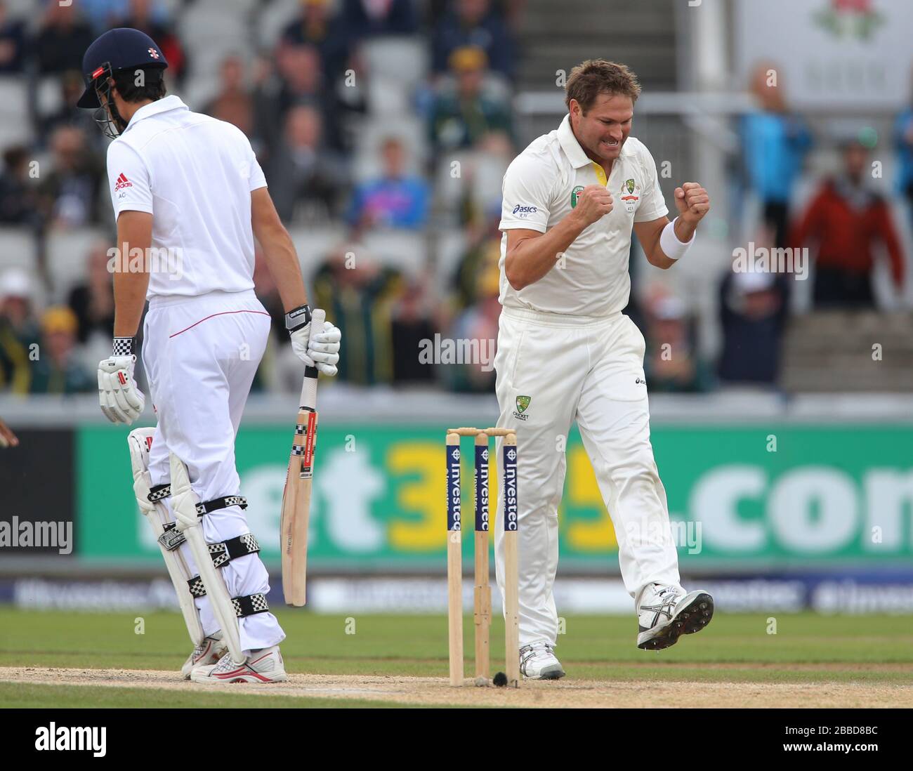 Der australische Bowler Ryan Harris feiert das Trapping des englischen Kapitäns Alastair Cook LBW am Tag fünf des dritten Investec Ashes Testspiels im Old Trafford Cricket Ground, Manchester. Stockfoto