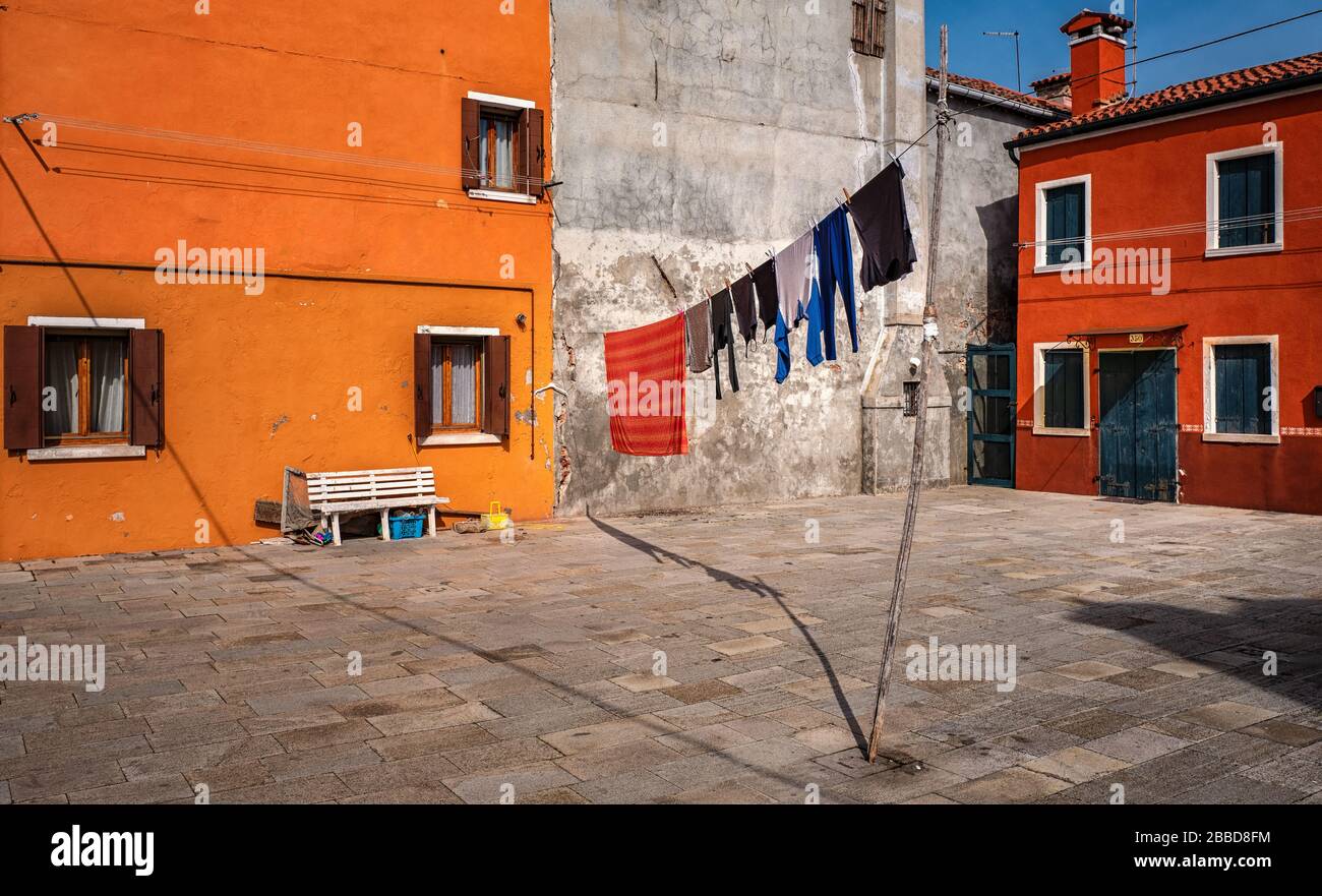 Italien, Venedig, burano, bunte Häuser, Restaurants und Wasserkanäle auf der Insel in der Nähe von venedig Stockfoto