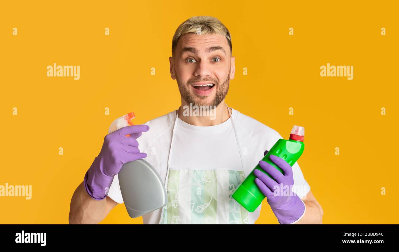 Guy mit Reinigungsmitteln in den Händen Stockfoto