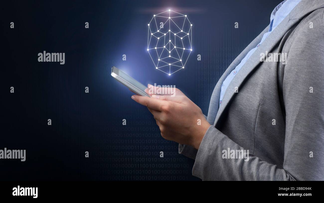 Gesichtserkennung. Geschäftsfrau hält Handy mit Hologramm des menschlichen Gesichts auf dunklem Hintergrund, Collage Stockfoto