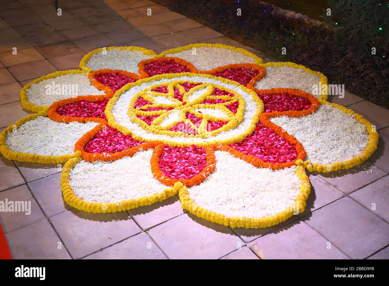 Blume Rangoli. Dekoration durch Blumen für Festivals auf dem Boden. Diwali, Pongale Blume Ranagoli Stockfoto