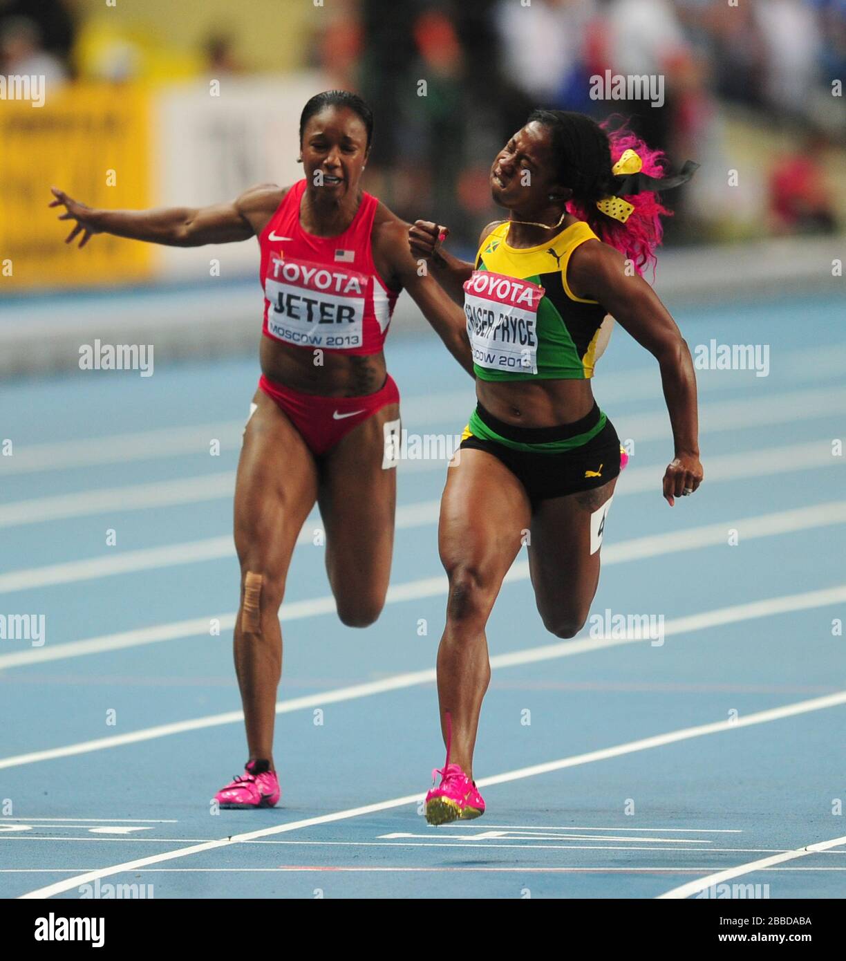 Jamaikas Shelly-Ann Fraser-Pryce feiert ihr Gold im 100-m-Finale der Frauen am dritten Tag der IAAF-Leichtathletik-Weltmeisterschaften 2013 im Luzhniki-Stadion in Moskau, Russland. Stockfoto