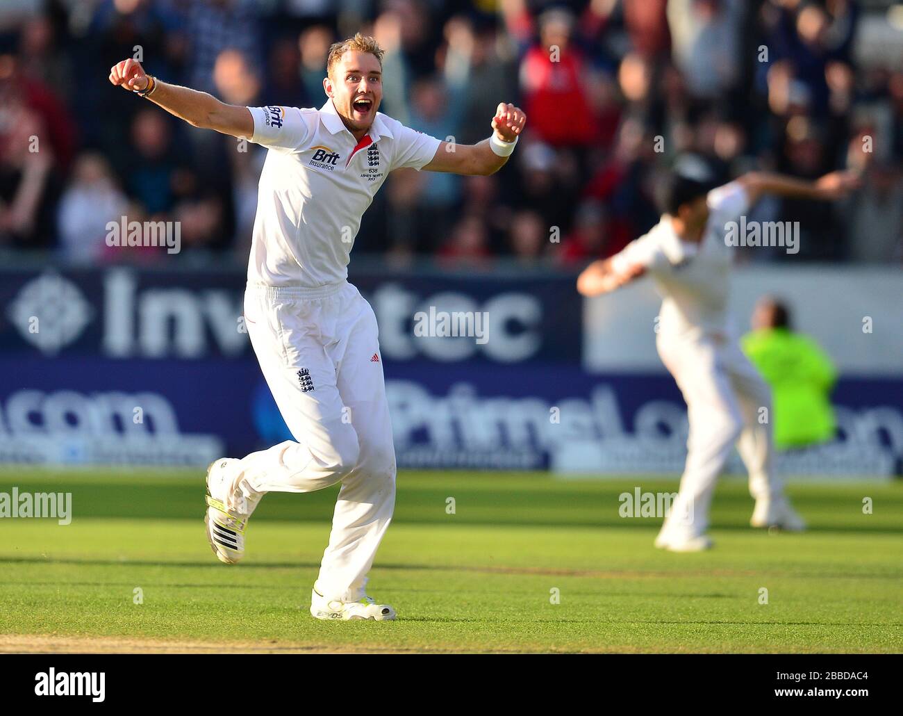 Englands Stuart Broad feiert seinen Teamsieg über Australien am vierten Tag des vierten Investec Ashes Testspiels am Emirates Durham IKG, Durham. Stockfoto