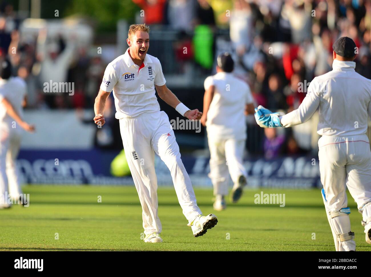 Englands Stuart Broad feiert seinen Teamsieg über Australien am vierten Tag des vierten Investec Ashes Testspiels am Emirates Durham IKG, Durham. Stockfoto