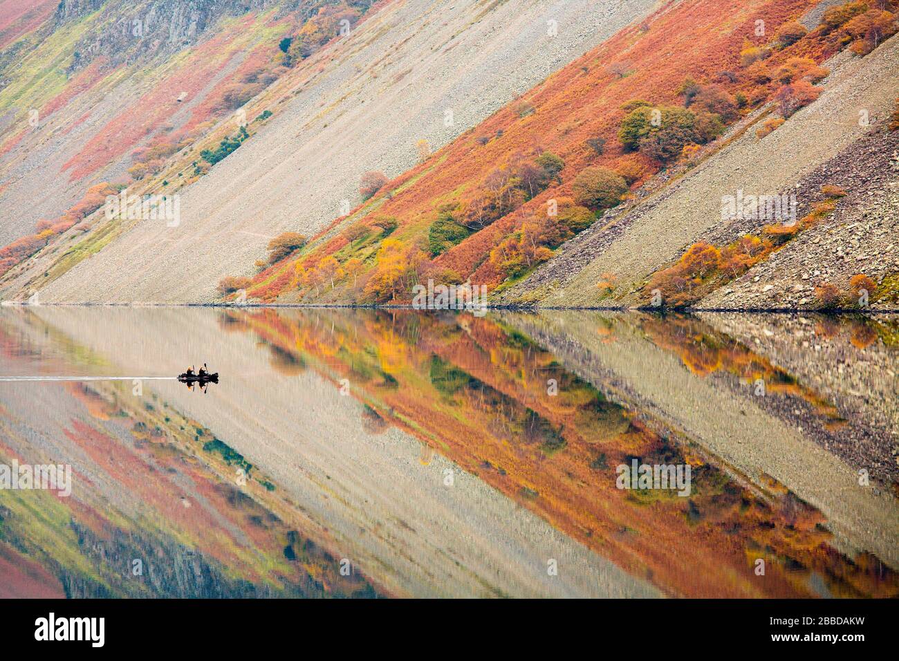 Ein Paar Kajakfahrten durch Wast Water, Wasdale, Lake District National Park, Cumbria, England Stockfoto